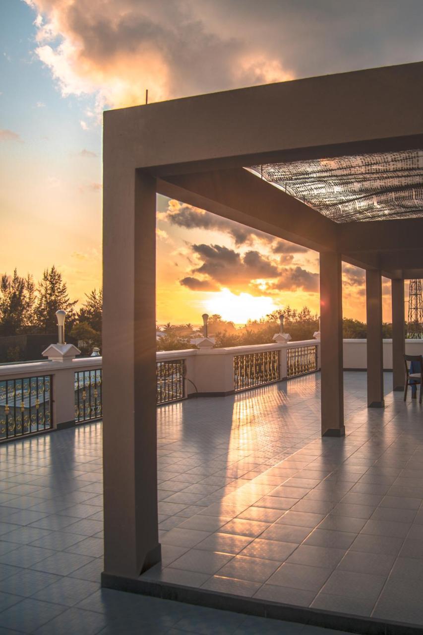 Hotel Abuharee Grand Addu City Zewnętrze zdjęcie